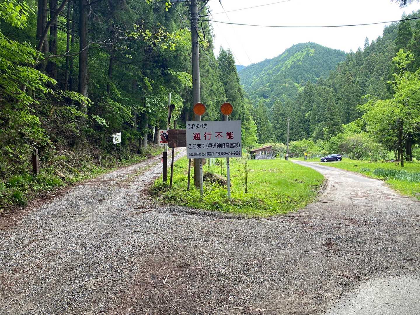 右奥に車を停めさせて頂きました。