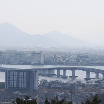 琵琶湖大橋と三上山
