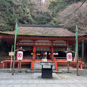 奥社まであと583段の階段があります。
ここは途中にある白峰神社