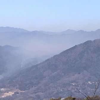 煙をアップで🔥😱、奥に雲取山