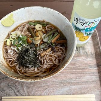 陣馬山で冷たい蕎麦とゆずサイダー

メニューに冷たいそばとしか書いていなかったので、冷たいそばと陣馬そばは違う物ですか？と聞くと、
「陣馬そばは商標登録されていて
うちの店(信玄茶屋)では陣馬そばとは言わないんです。」と。

昔、隣の清水茶屋では陣馬そばを注文して食べた記憶が。という事は「陣馬そば」はあちらの商品名？？

お蕎麦の感想は、
冷たい山菜そばでした。
暑い日にお山で冷たいお蕎麦が頂けるのは最高
でもコシのある麺が好きな私としては
リピはうーん🤔
高橋屋のクオリティを知ってしまうと、
蕎麦なら高橋屋になってしまうと思う。

ゆずサイダーはすごく甘かったけどw
疲れた身体にはゆずの酸味苦味甘味が最高でした😆