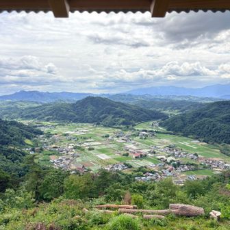 展望台に上がったら
ど真ん中に自分の車😆
奥に、以前登った福島の低山いろいろと
安達太良・吾妻の山々