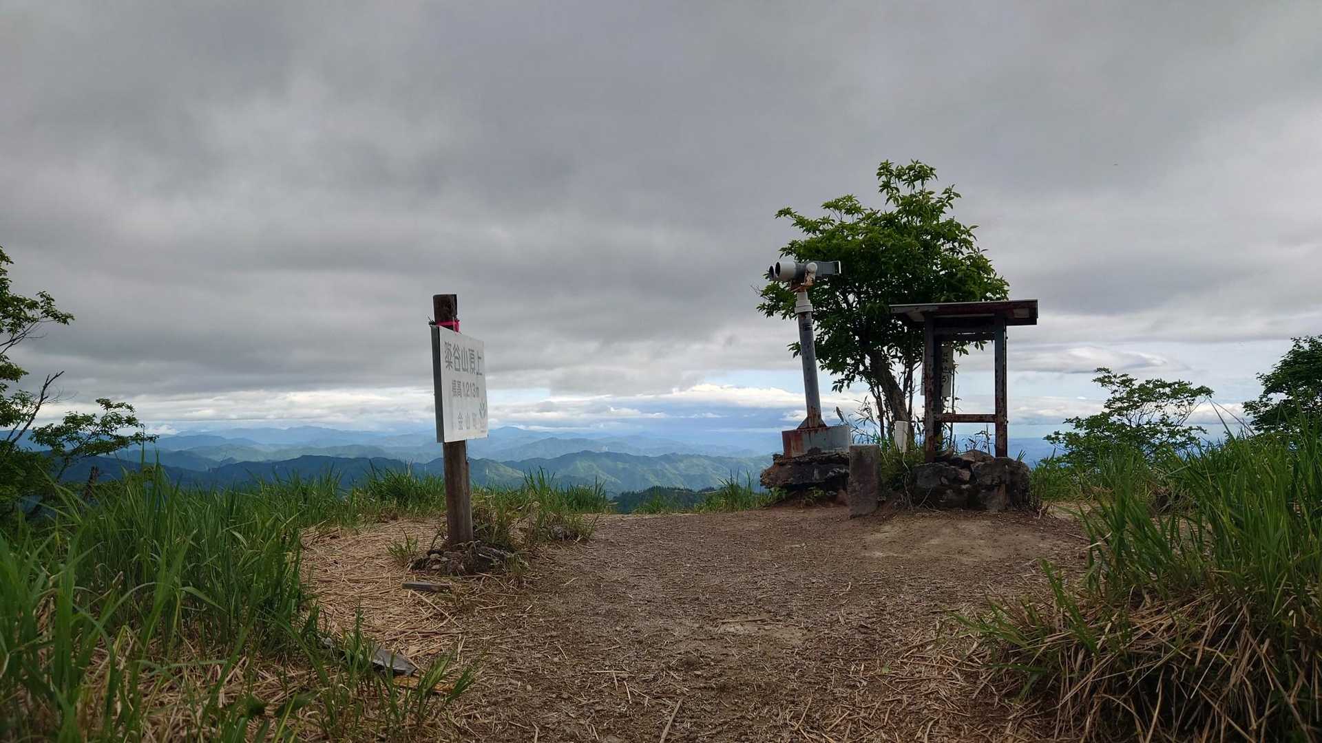 山頂到着！山頂広場はしっかり草刈りしてくれてますね、ありがとうございます☘️