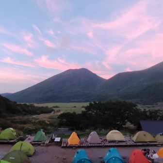 すじ雲がピンクに染まり素敵、平治岳、立中山
この後もっと暗くなり、★が綺麗に見えた