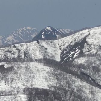 鉄兜のような“冠山”