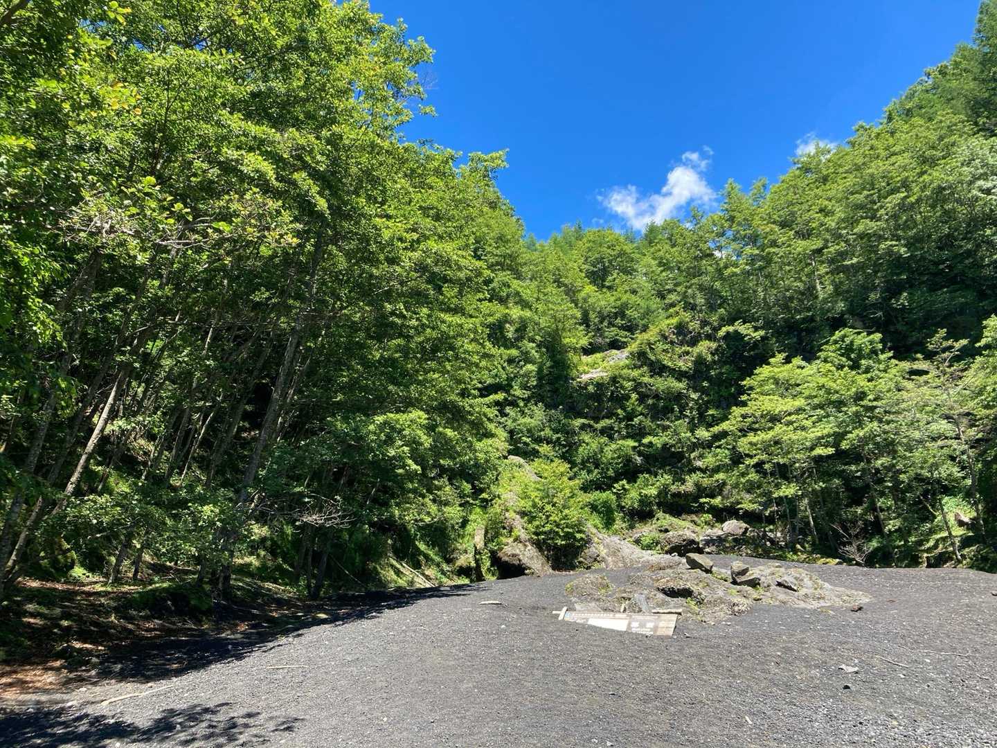 幕岩下
