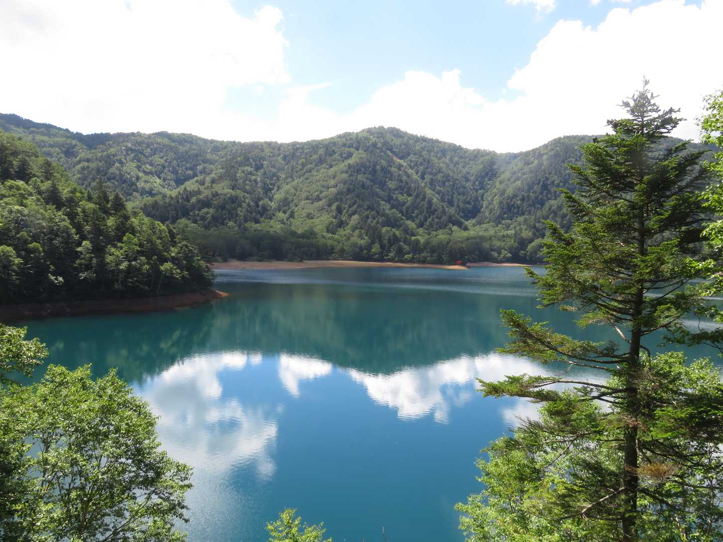 さらに南岸へ。水位が下がったおかげでビーチにも見える。
