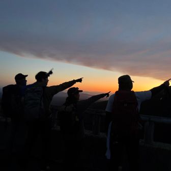 おはよ🙌鳥海山⛰️先週ぶり　笑
長岡1時前発🚗

遠いと思ってた鳥海山ですが3時間半で来れるのね😊
車の中でもずっと笑笑〜
楽しくて朝日もキレイでいい予感しかしないスタート▶️