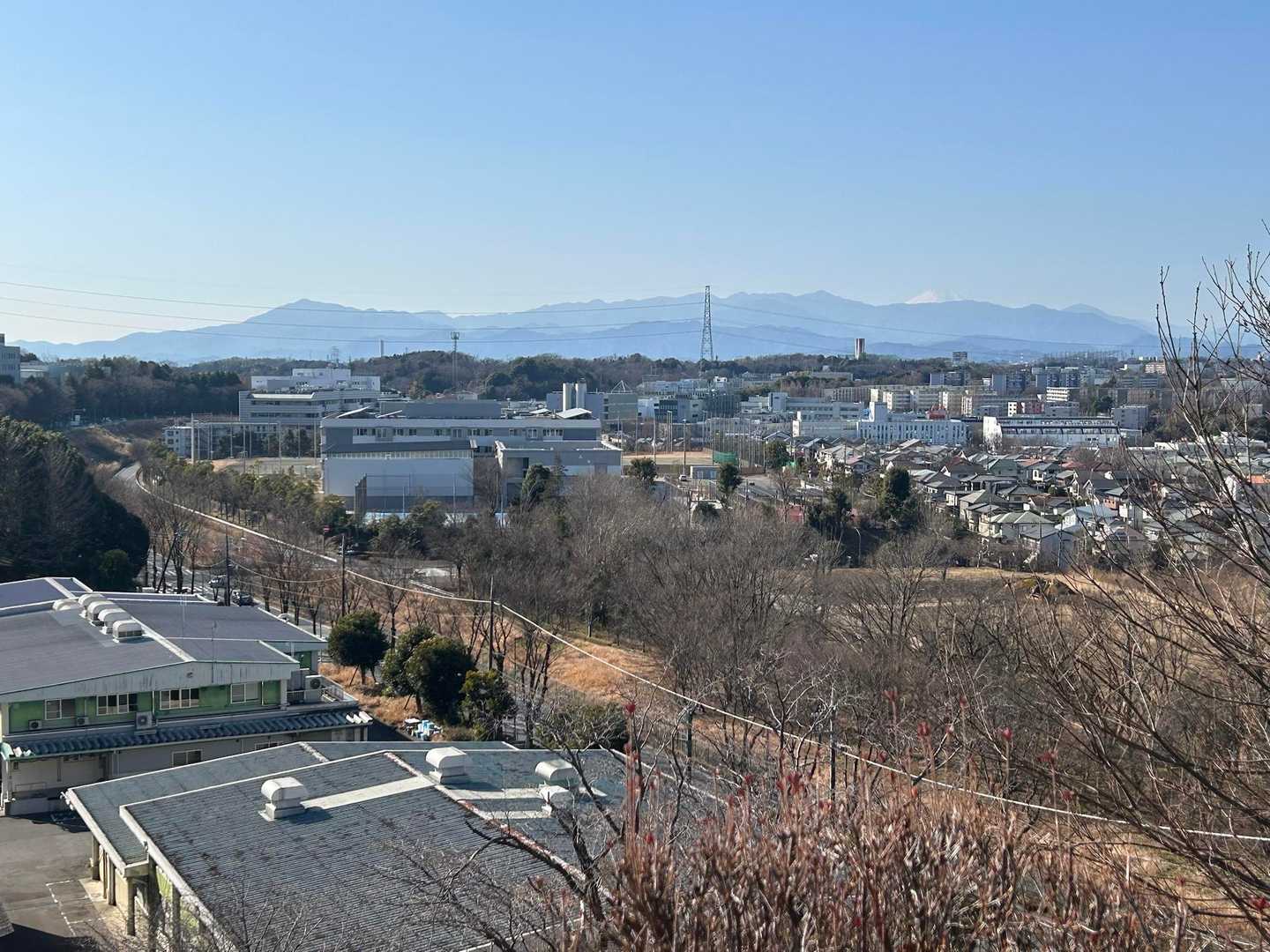 遠くに丹沢山系と富士山も🗻
（下の建物は給食センターです🍚）