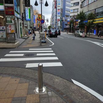 かえで通りを南西にまっすぐ