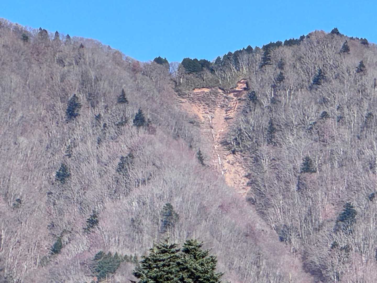 途中で石割山が見える！
石割神社だ！