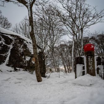 山頂到着。
登山道はトレースがガッツリで歩く気が失せたのでそのまま聖湖側へ進む。