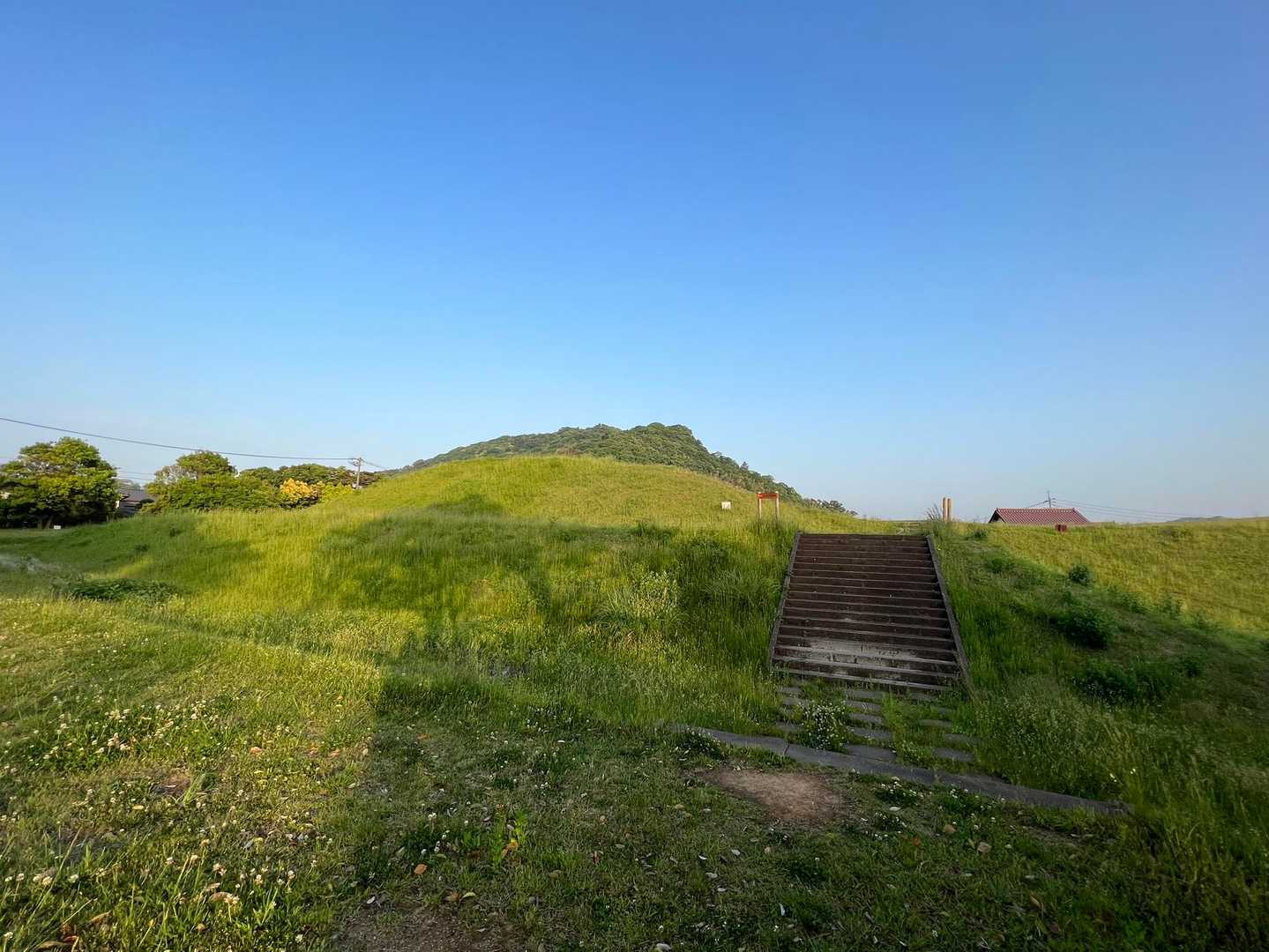 古墳の向こうに茶臼山。