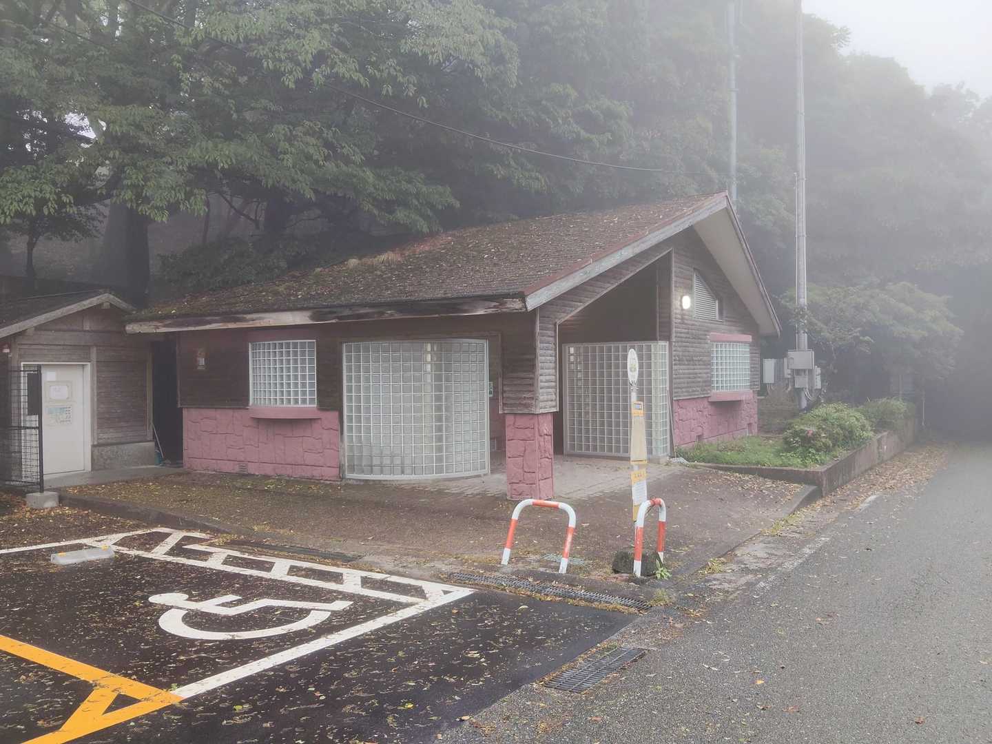 別所駐車場から、雨が上がったタイミングでスタートです。
トイレは夜間でも電気がつきました。