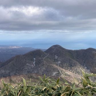 カムイヌプリまでの登山道が見える．水元沢方面へのトレースあるんだよな．まだ行っても大丈夫だろうか．