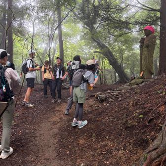 お地蔵さんのところまで一気に登ってきました💦
アロりんさんがハイペースて集団を引っ張りますが、途切れることないトークを展開しながら歩いて下さるので、みな遅れることなくついて行けました😆
ケンジさんがいらっしゃれば夫婦漫才が炸裂するのでさらに盛り上がるんですよねー🤣