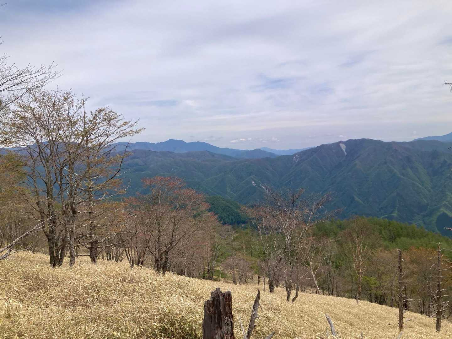 展望も開けて、東の山塊を眺めながら