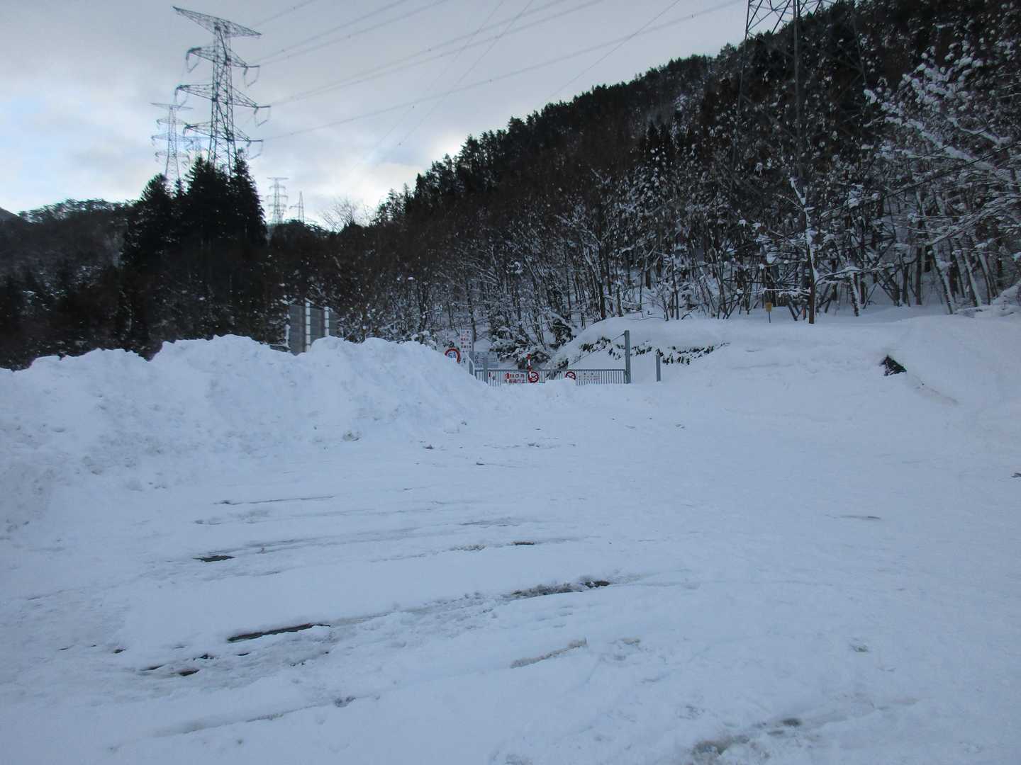 国道286号線冬季閉鎖ゲート前の駐車スペースが、除雪車回転のため進入禁止でした