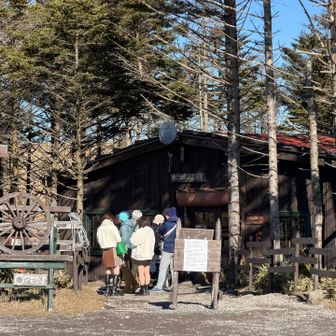 ころぽっくるヒュッテは冬も並ぶのね。