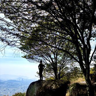 武田山でお昼ご飯食べて、岩に登ってたそがれてまーす