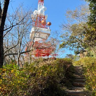 階段を登れば、先ほど見えたテレビ塔が出迎える。