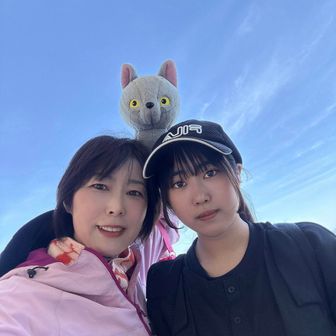 次女、こにゃ気持ちの良い天気だね☀️
お空をバックに記念写真📸

随分引いたけど首にはまだ帯状疱疹が出てるから薬を塗ってしっかりタオルでガード💊