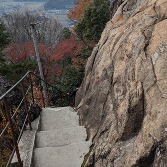 帰り道は本殿下から