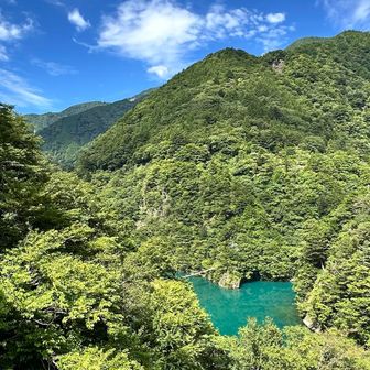 ダム湖が見えてきた