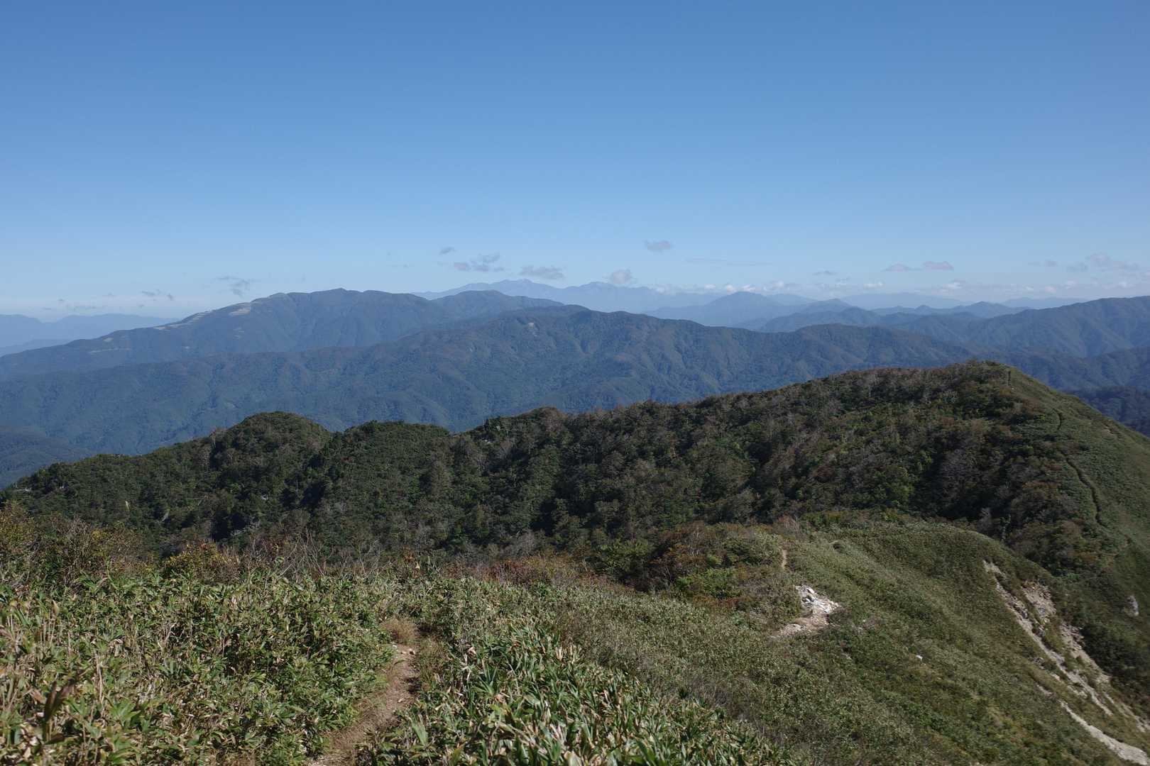 薄っすら白山と別山😃