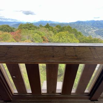展望台で、北アルプスに掛かる雲が無くなることを願いつつ、ゆっくり休憩しました。