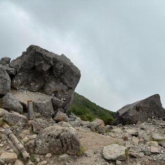 黒ボコ岩　別山は全く見えない
