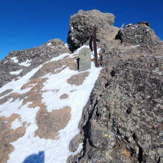 てっぺんに剣？のような物