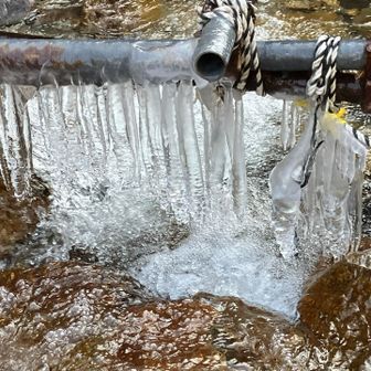 橋の下にしぶき氷
