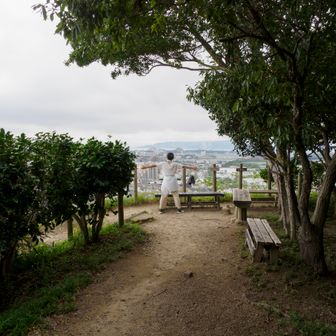 淡路島に向かって大きく両手を広げる妻
