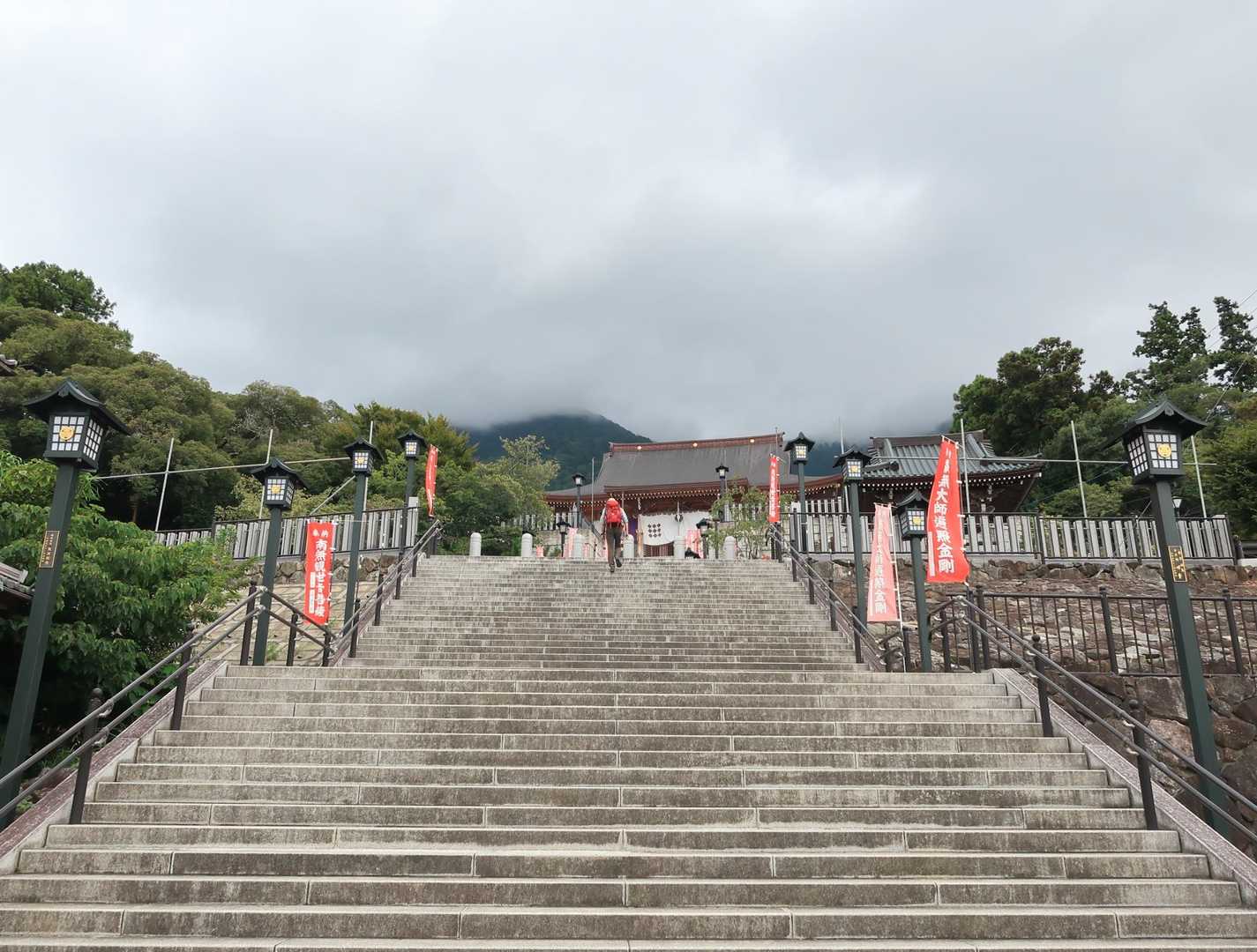 スタート！
山頂はどんよりです！