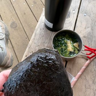 このおにぎり🍙の下に
卵焼きがある。
なぜ写ってないんだろう？
薄目で撮ったから？
( ＾∀＾)ｹﾞﾗｹﾞﾗ