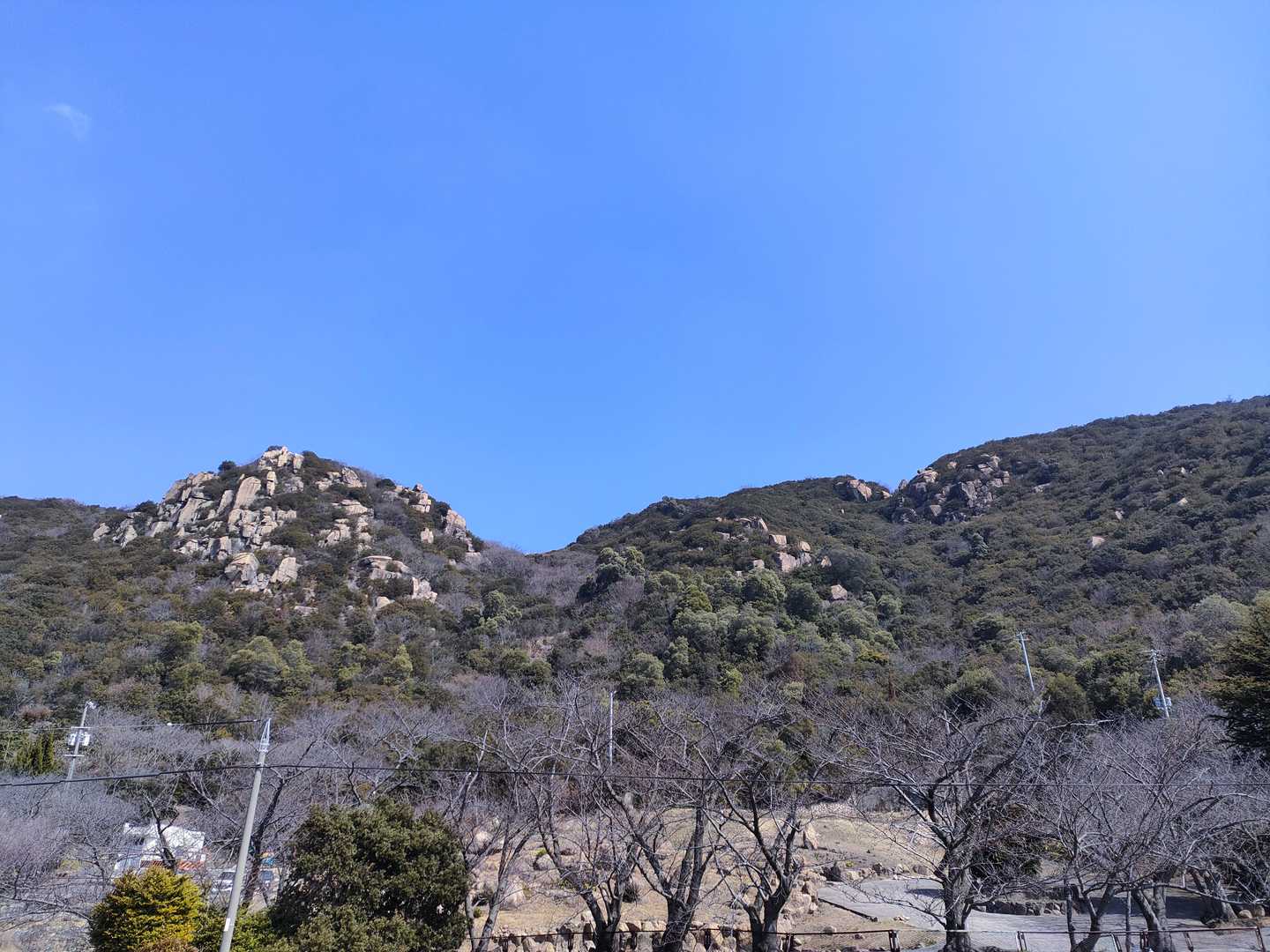 駐車場に停めたら岩岩岩❗
どんな楽しい山歩が待ってるの〜🤣