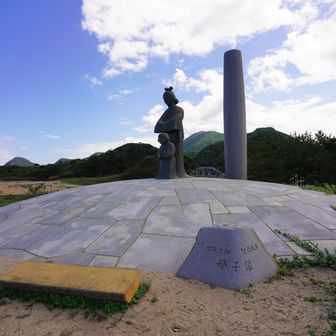 間人皇后・聖徳太子母子像。（「間人：「たいざ」ではなく「はしうど」と読みます）
6世紀末、聖徳太子の母、穴穂部間人皇后が、蘇我・物部氏の戦乱からこの地に逃れ住み、戦乱後、都へ帰る時に里人へ感謝の念を込め自らの名「間人(はしうど)」を村名に贈った。里人は皇后の名をそのまま地名にするのは畏れ多いとして、皇后の御退座にちなみ、「間人」と書いて「たいざ」と読み伝えたと言われている。