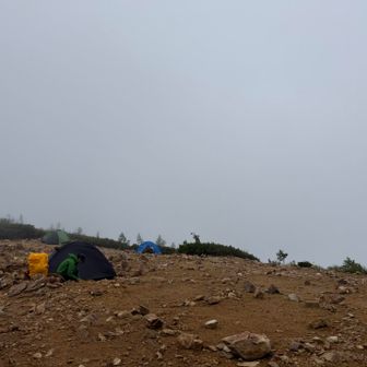 ここのテン場は小屋から遠いけど人気ですよね