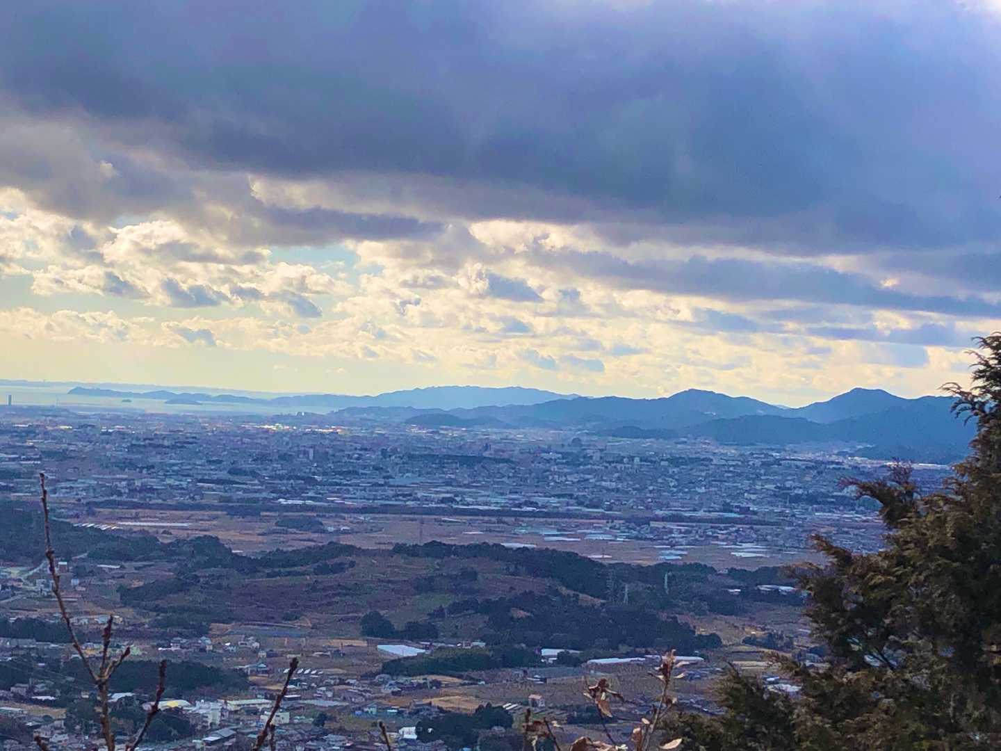 木々の間から豊橋市石巻町方面を見下ろします。