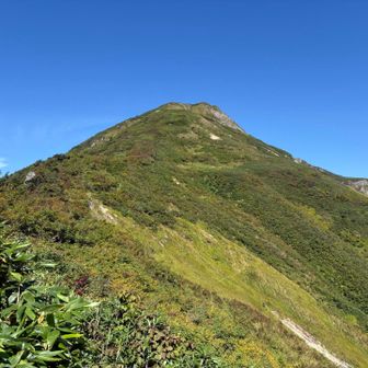 中ノ岳を捉える。