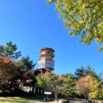 『山と自然博物館』の展望タワーが見えてきた。