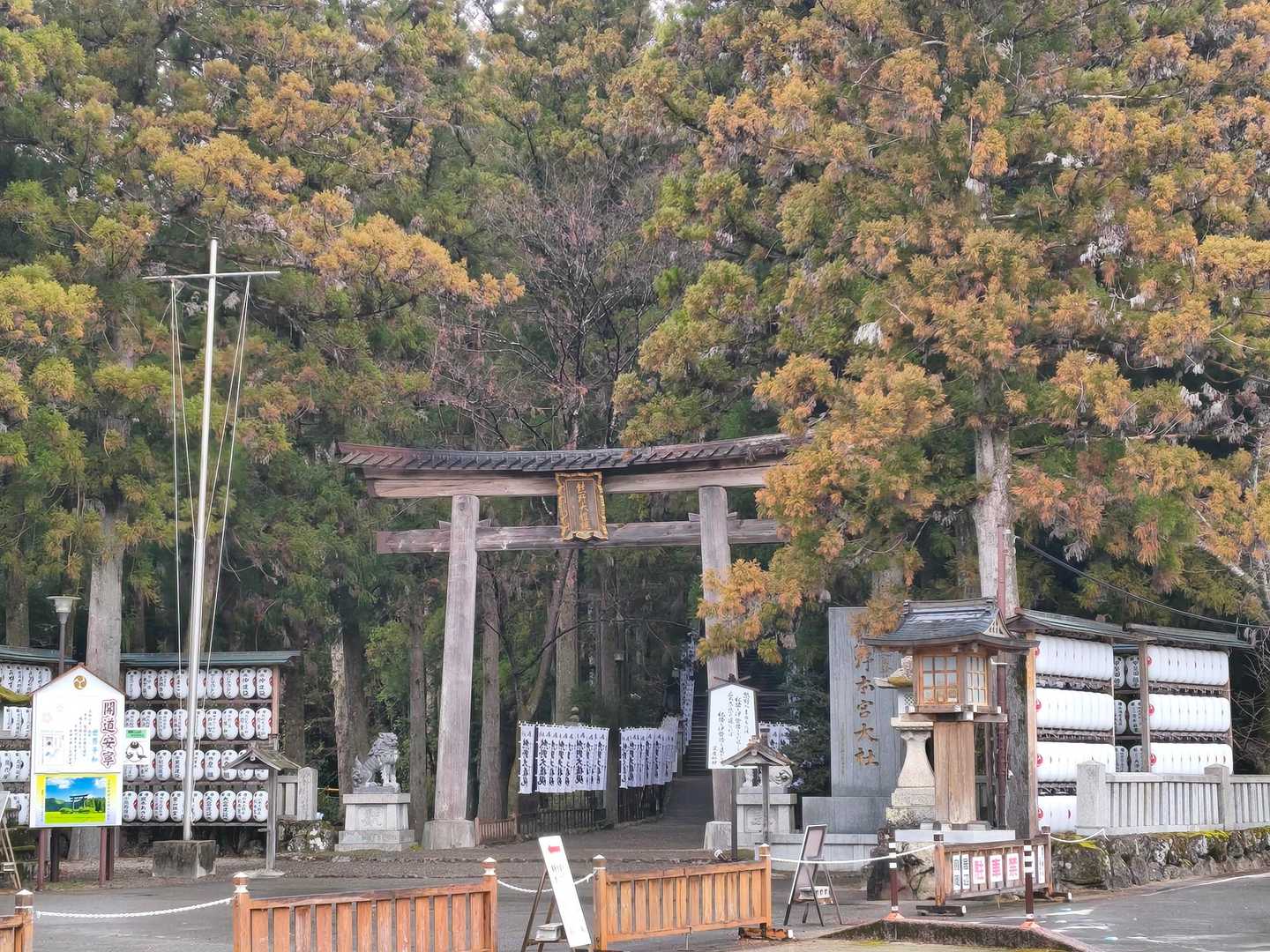 行ってきます
傘を差しています