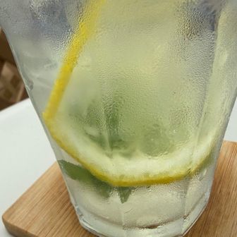 地元で採れたレモン🍋と自家製ミントのドリンク
レモンは丸ごと皮まで食べれる💕
マンタローはフランス🇫🇷語らしい