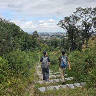 大澄山を超えて、市街地を見下ろしながら下る。