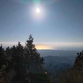 南東方向。海面は見えますが、やはりもやがかかっています。