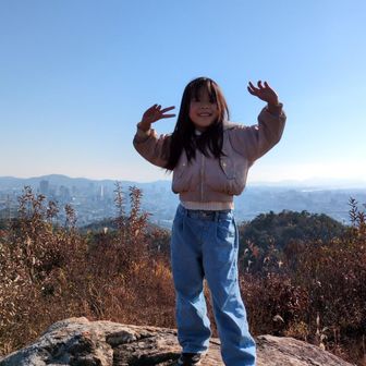 頂上の岩に立って･･･市街方向は逆光でうまく撮れません。