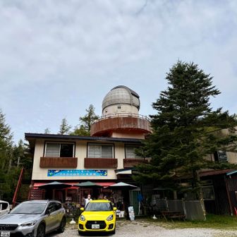 マナスル山荘の天文台。キャンプ場や山小屋で賑わっていました。