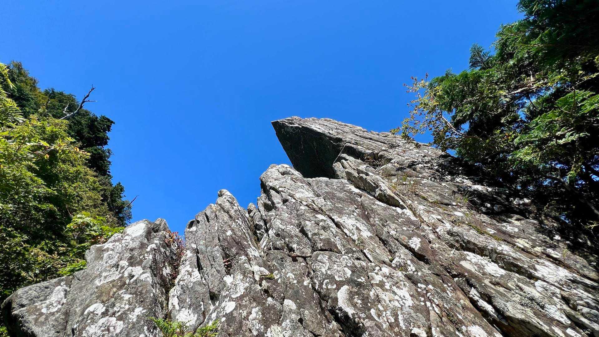 岩岩の先には