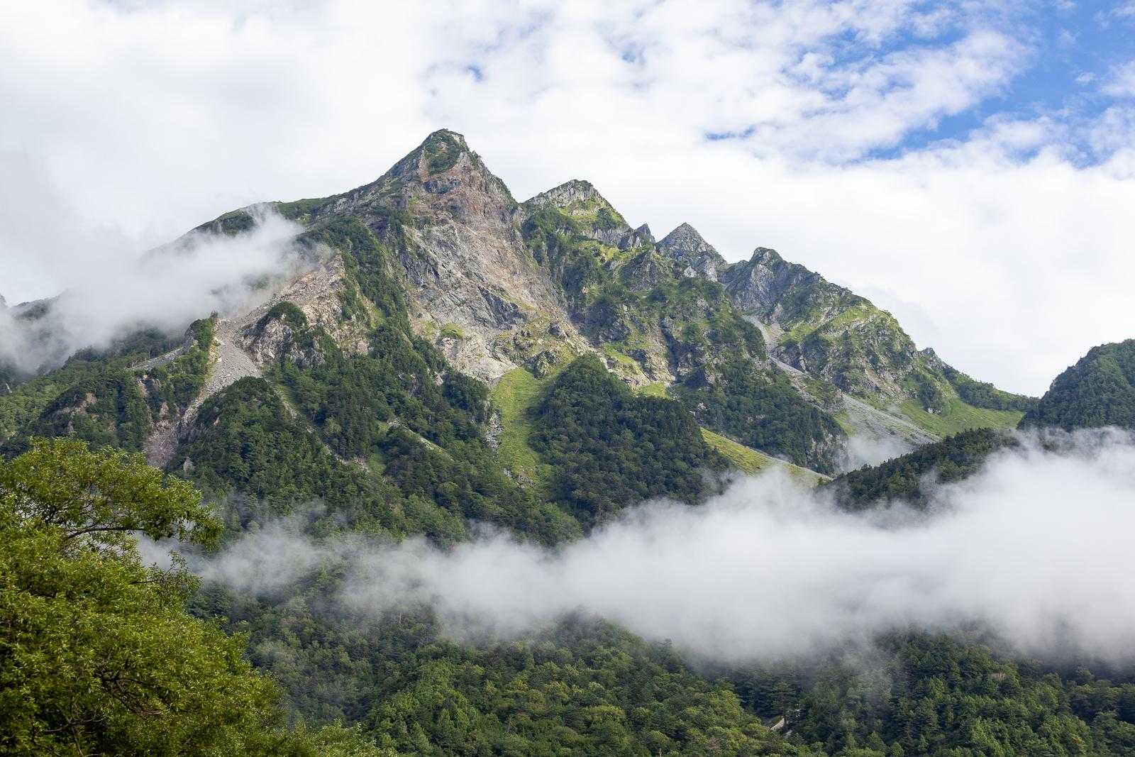 明神岳。かっこいい山です。